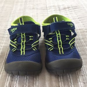 Oshkosh water shoes size 10